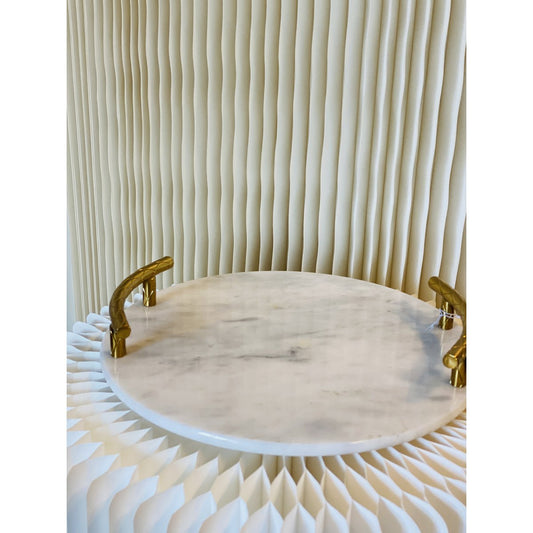 Marmeren dienblad met goudkleurige handgrepen